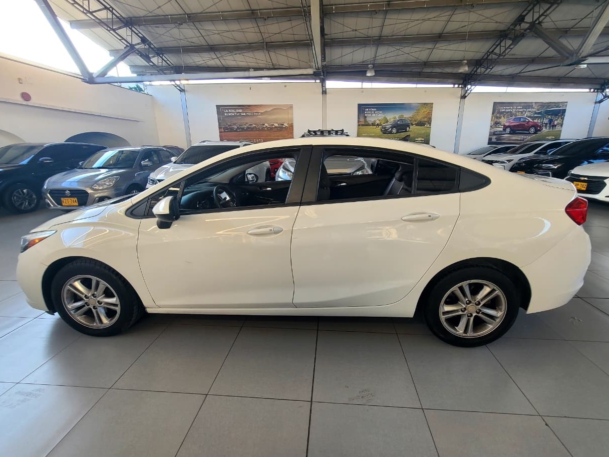 
								CRUZE LT 1.4L TURBO AT full									