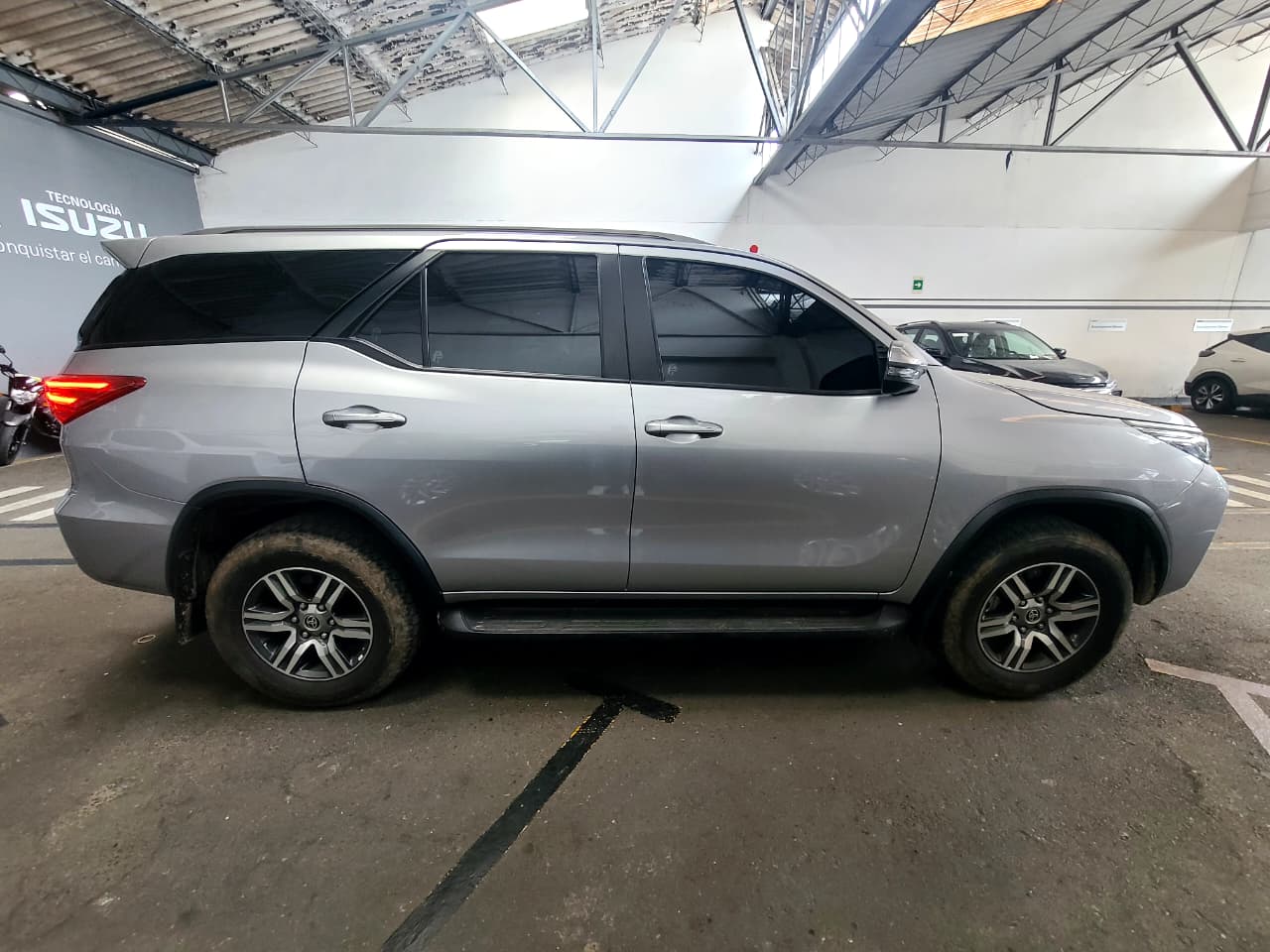 
								TOYOTA FORTUNER [2] [FL] 2.4L SR TP 2400CC TD 7AB 4X2 full									