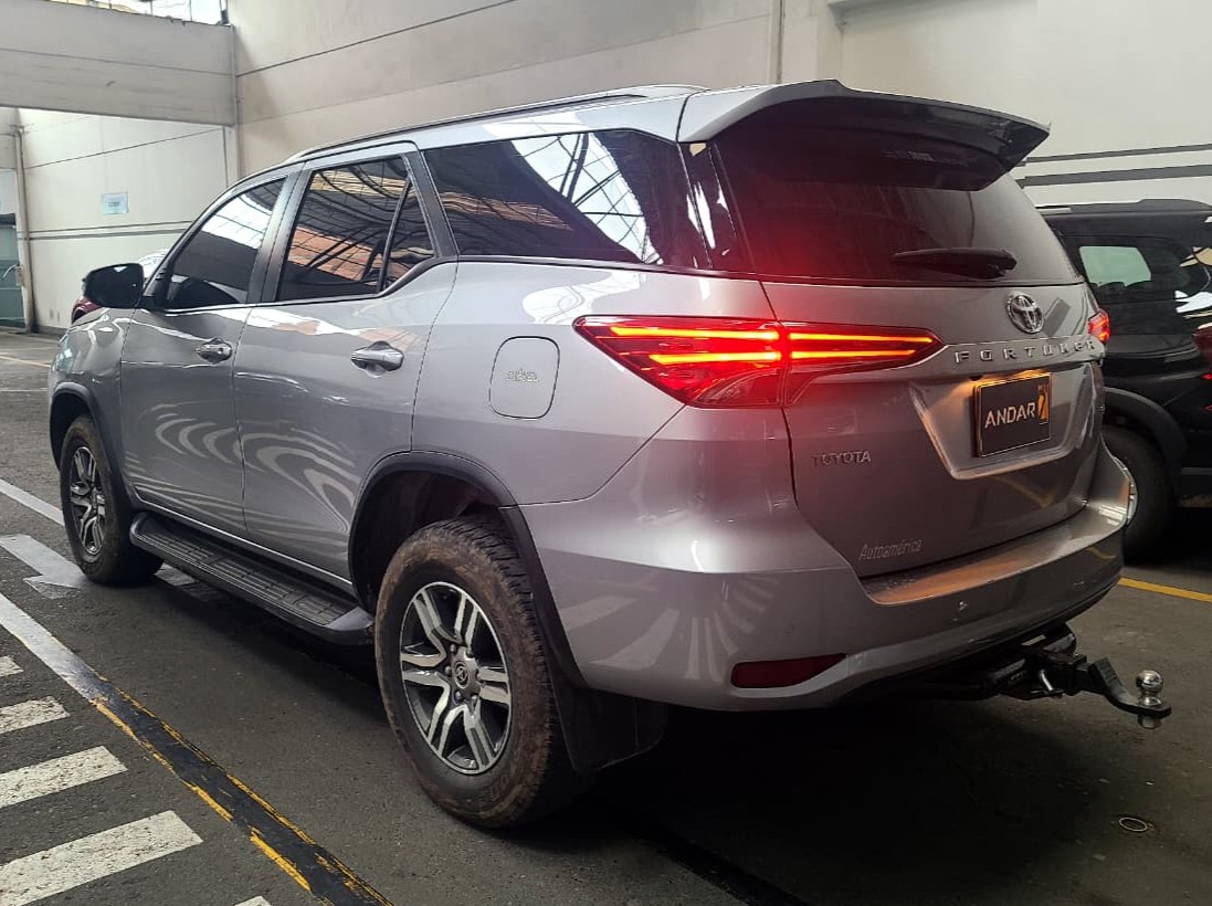 
								TOYOTA FORTUNER [2] [FL] 2.4L SR TP 2400CC TD 7AB 4X2 full									