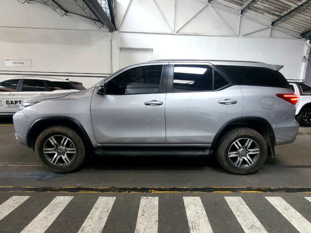 
								TOYOTA FORTUNER [2] [FL] 2.4L SR TP 2400CC TD 7AB 4X2 full									