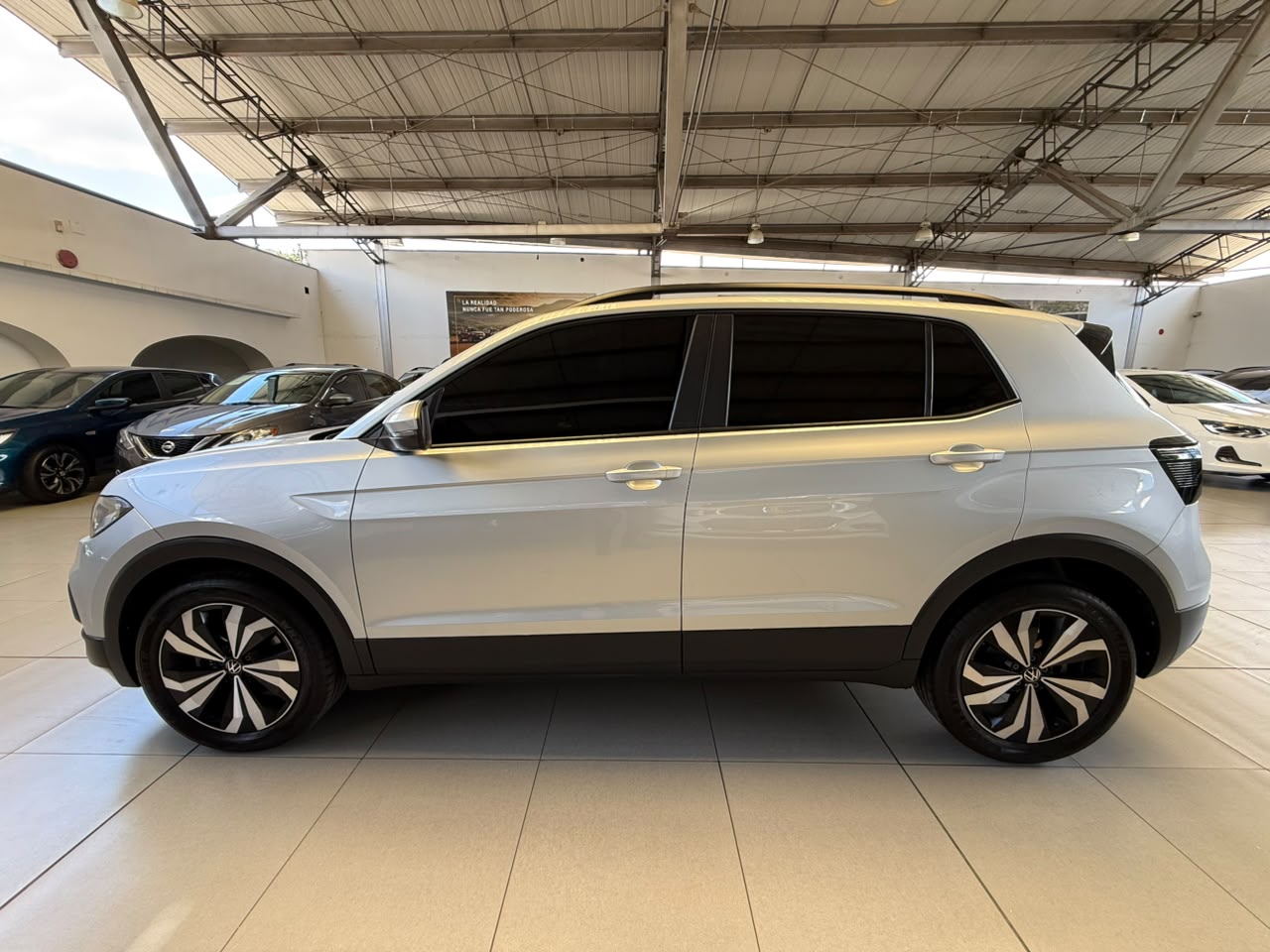 
								VOLKSWAGEN T-CROSS TRENDLINE TP 1000CC T 6AB ABS CT R17 full									