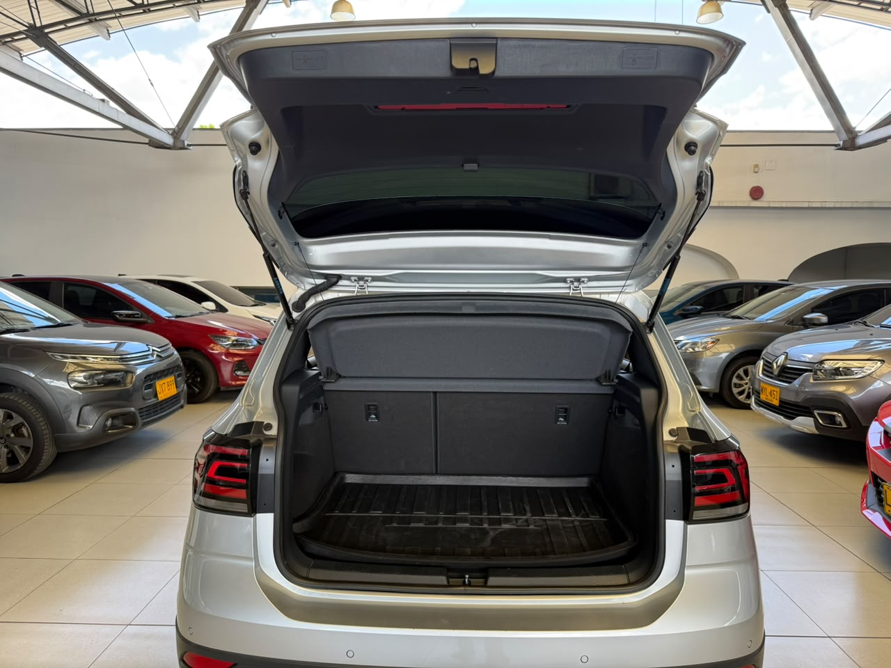 
								VOLKSWAGEN T-CROSS TRENDLINE TP 1000CC T 6AB ABS CT R17 full									