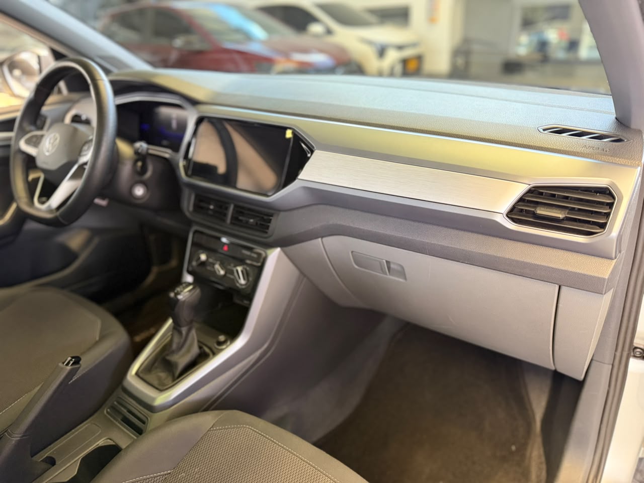 
								VOLKSWAGEN T-CROSS TRENDLINE TP 1000CC T 6AB ABS CT R17 full									